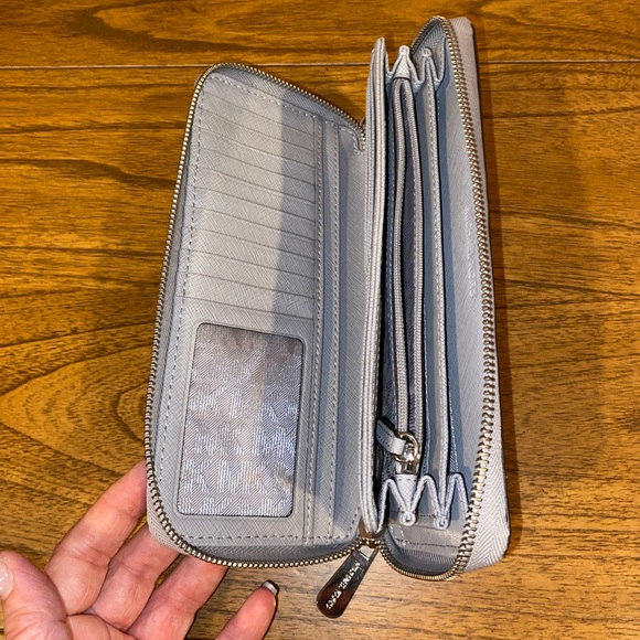 Michael Kors wallet - Picture 4 of 6